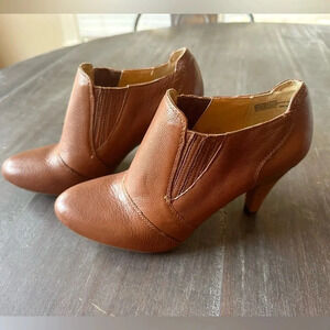NWOT Audrey Brooke Avignon Ankle Bootie Cognac Brown Leather Women's Size 6.5